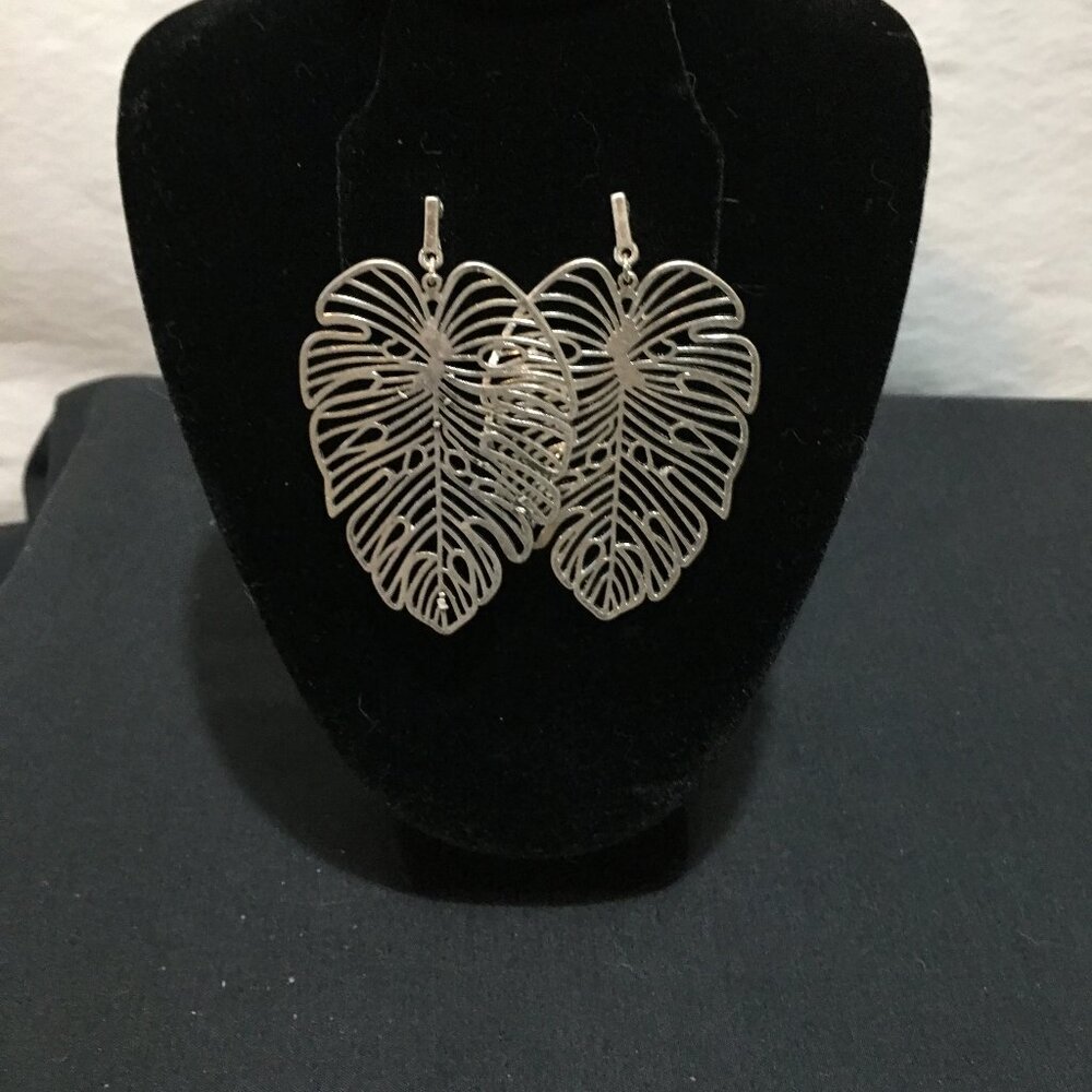 Leaf Post earrings